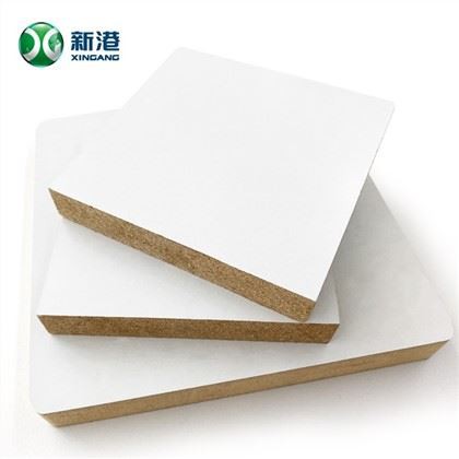 18 mm 1220 * 2440 mm MDF mit glänzender weißer Oberfläche für Möbel und Dekoration